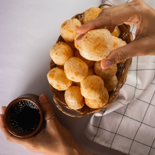Pão de queijo artesanal Pão de queijo no atacado Pão de queijo com parmesão Pão de queijo artesanal Salgados congelados para revenda Quitutes mineiros congelados